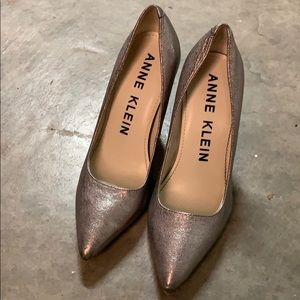 Anne Klein silver heels pump size 5m leather